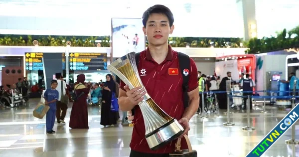 Đình Bắc khệ nệ cầm cúp CĐV Indonesia xin chữ ký U23 Việt Nam ở sân bay-1.webp