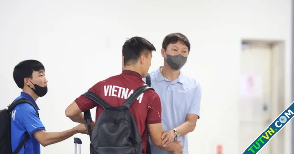 Đội tuyển Việt Nam trầm lắng về nước sau nỗi buồn thất bại HLV Kim Sangsik vỗ về học trò-1.webp