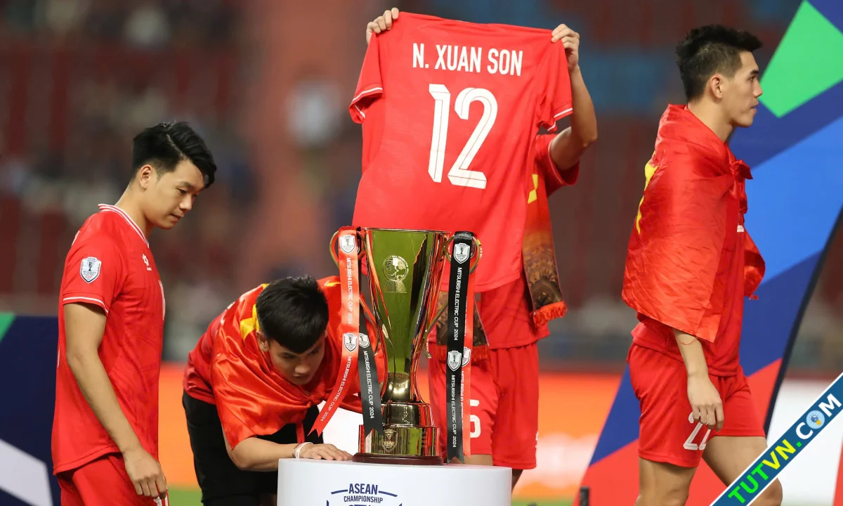 Đồng đội mang áo của Xuân Son đi nhận giải ở ASEAN Cup 2024-1.webp