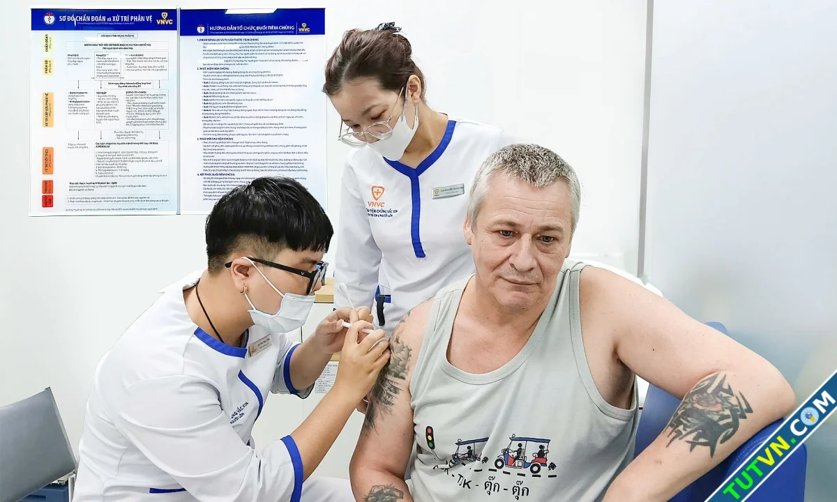 Du khách nước ngoài chọn tiêm vaccine tại Việt Nam-1.webp