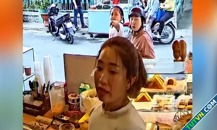 Được khen đẹp gái giàu có cô chủ tặng thêm bánh cho khách-1.webp