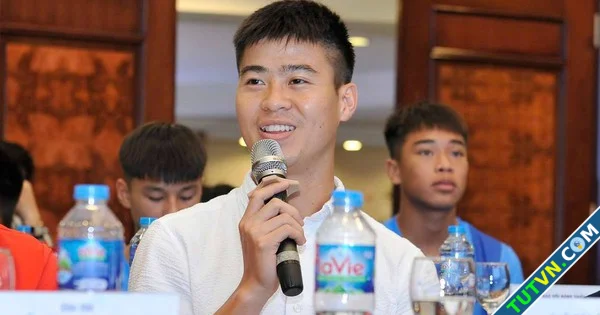 Duy Mạnh truyền lửa cho cầu thủ nhí trước giải U13 toàn quốc-1.webp