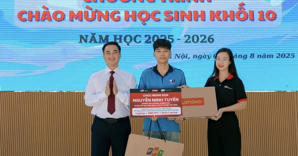 FPT Shop tặng quà công nghệ cho tân sinh viên có thành tích xuất sắc-1.webp
