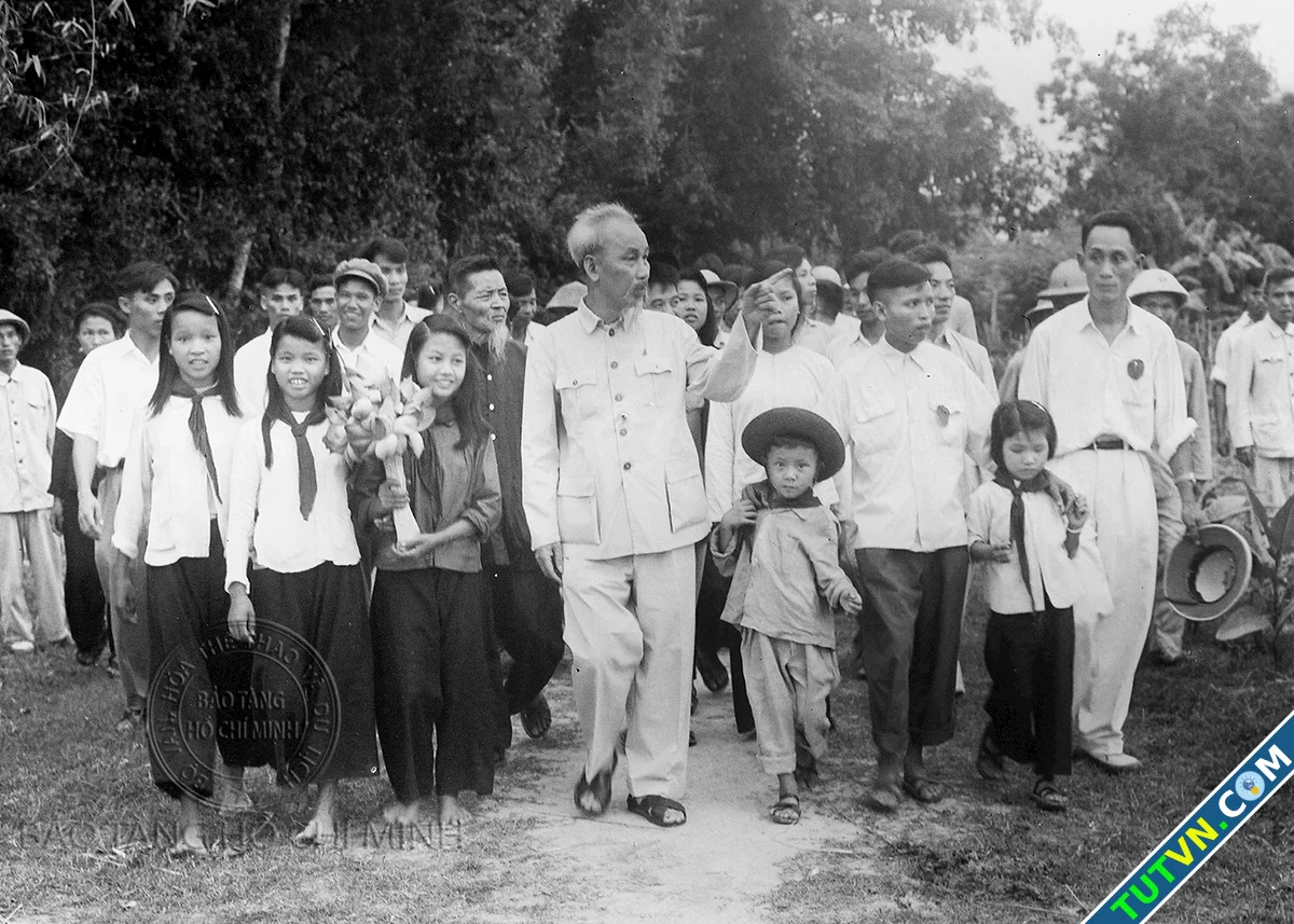 Hai lần Chủ tịch Hồ Chí Minh về thăm quê-1.webp