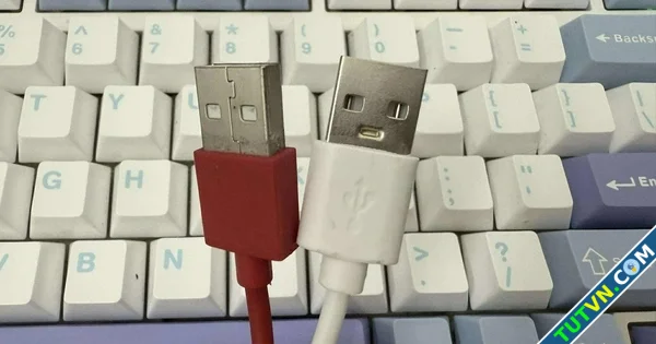 Hai lỗ vuông trên đầu nối USB có tác dụng gì-1.webp