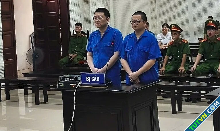 Hai người Trung Quốc bị chủ quán nước phát giác dùng tiền giả-1.webp