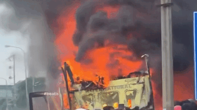 Hai ôtô bốc cháy trước cửa gara-1.gif