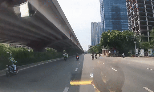 Hai xe máy đi ẩu kéo nhau ngã-1.gif