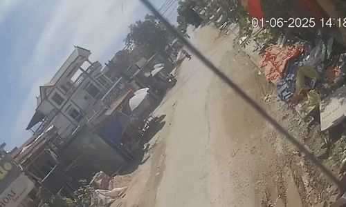 Hai xe máy phóng nhanh lao vào nhau tại ngã tư-1.gif