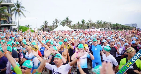 Hàng nghìn 039người thép039 lao ra biển Sơn Thủy tranh tài IRONMAN 703 Đà Nẵng-1.webp