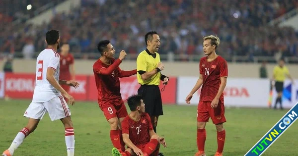 HLV Kim gác lại nỗi buồn đi xem trọng tài Nhật bắt trận Hà Nội Có 3 trận không VAR-1.webp
