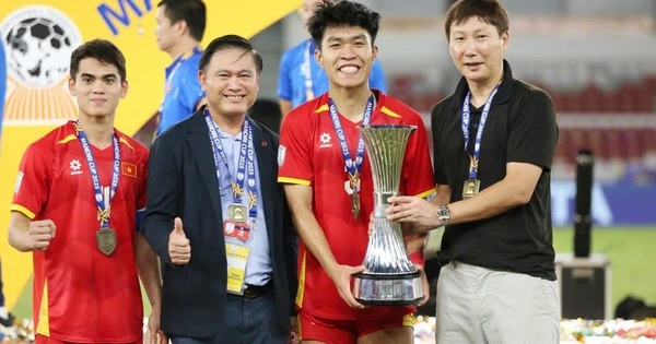 HLV Kim Sang Sik Tôi mong chờ Xuân Son và Văn Hậu sẵn sàng mở cửa cho Chung Đỗ nếu-1.webp