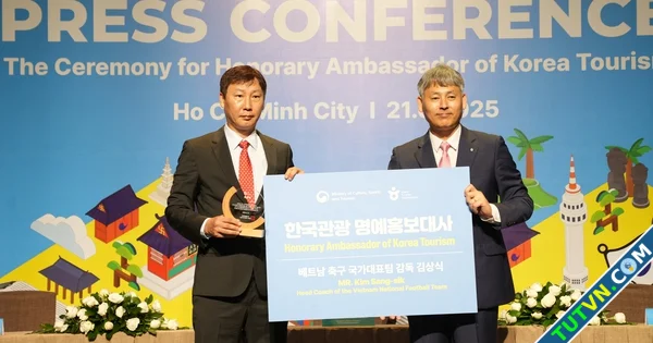 HLV Kim Sangsik trở thành Đại sứ danh dự Du lịch Hàn Quốc tại Việt Nam Tôi rất vinh dự-1.webp
