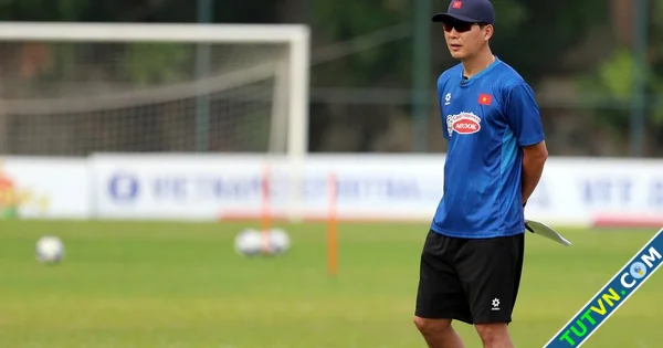 HLV Kim suýt không đủ quân đá giao hữu MU Hai Long Duy Mạnh Văn Vĩ sang Malaysia muộn-1.webp