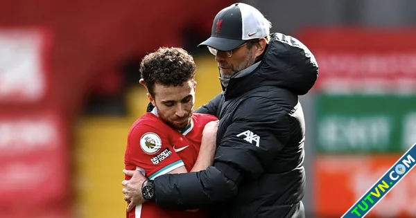 HLV Klopp đau đớn tột cùng CĐV Liverpool đặt vòng hoa ở sân Anfield tưởng nhớ Diogo Jota-1.webp