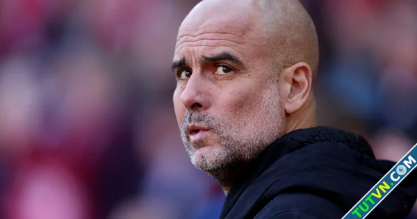 HLV Pep thừa nhận tình cảnh rối bời của Man City Barcelona hoãn trận vì bác sĩ qua đời-1.webp