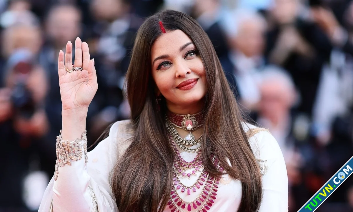 Hoa hậu đẹp nhất thế giới lộng lẫy trên thảm đỏ Cannes-1.webp