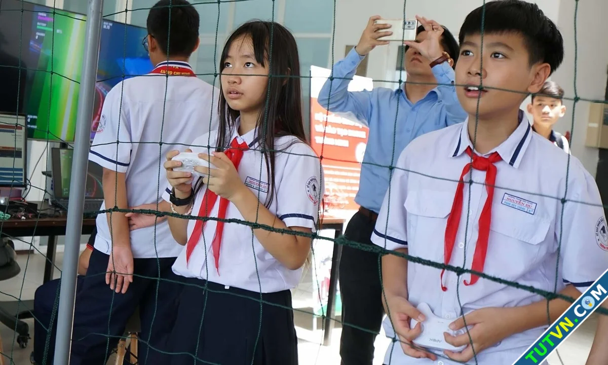 Học sinh chơi mà học với drone-1.webp