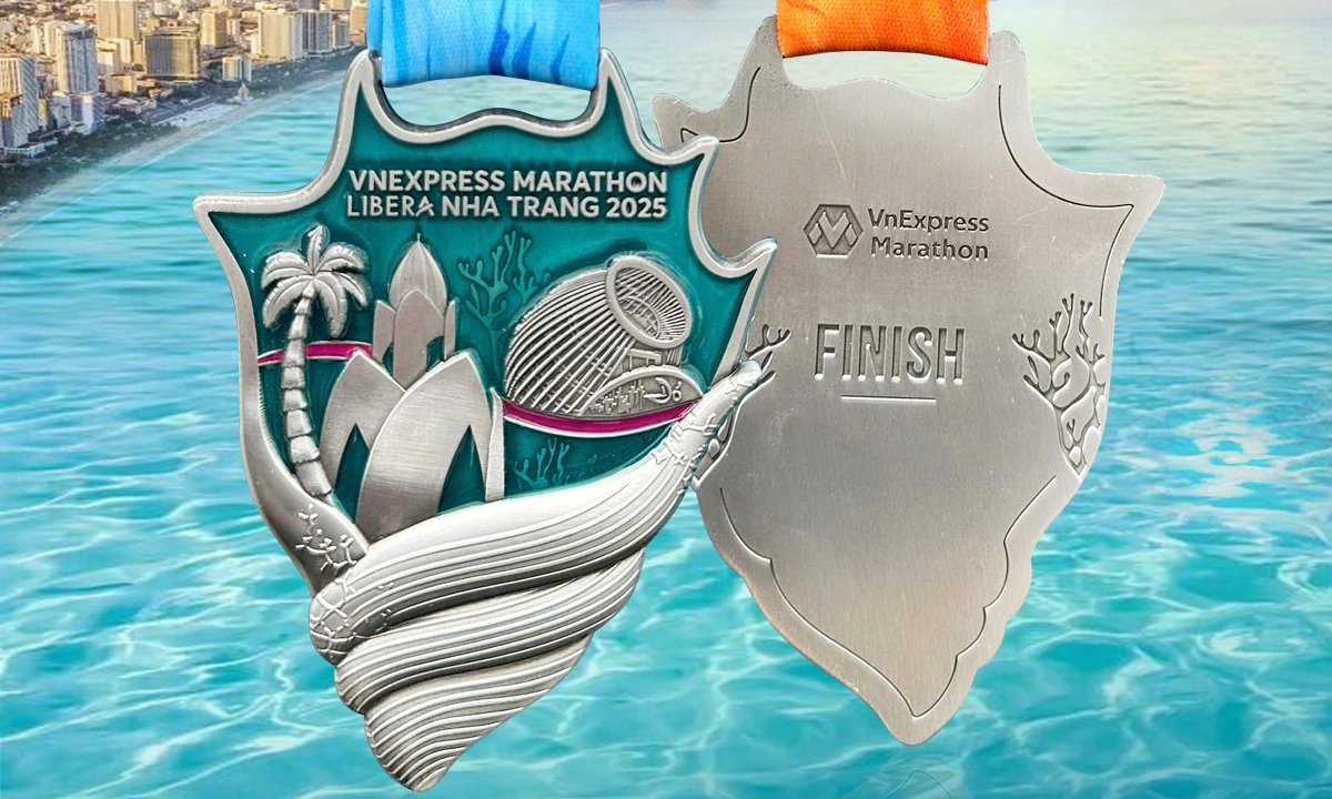 Huy chương VnExpress Marathon Libera Nha Trang 2025 mô phỏng hình vỏ ốc-1.webp