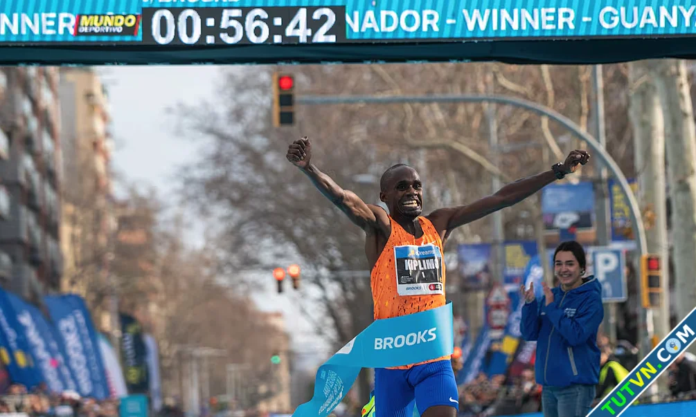 Jacob Kiplimo phá kỷ lục thế giới chạy half marathon-1.webp