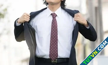 Kẻ lừa đảo lộ thân phận vì mặc vest đi bộ giữa trời nóng-1.webp