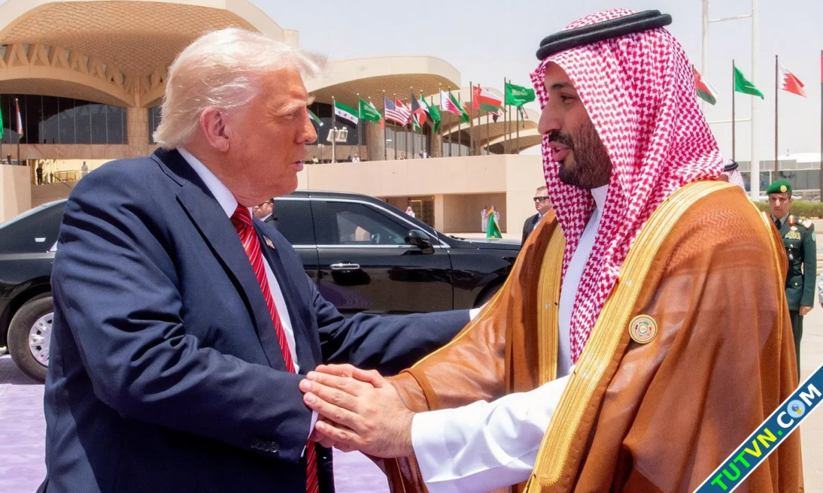Khoảnh khắc tạm biệt gây sốt của ông Trump và Thái tử Arab Saudi-1.webp