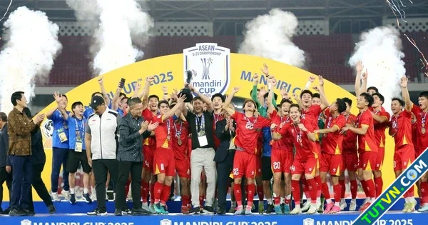 Khoảnh khắc U23 Việt Nam nâng cúp vô địch Bùng nổ cảm xúc-1.webp