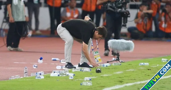 Không có chuyện U23 Việt Nam rải chai nước khiến Indonesia vỡ bài ném biên Đừng nghĩ sai lệch-1.webp