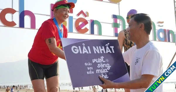 Kính nể kình ngư nữ hơn 70 tuổi băng băng về nhất thi bơi vượt biển Đà Nẵng-1.webp
