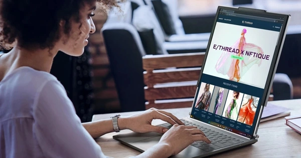 Laptop màn hình cuộn lên kệ giá 3299 USD-1.webp