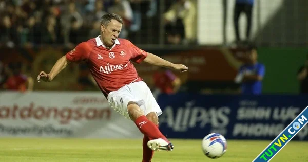 Lịch thi đấu Huyền thoại MU tại Hàng Đẫy hôm nay Micheal Owen chạm trán ca sĩ Tuấn Hưng Key T...webp