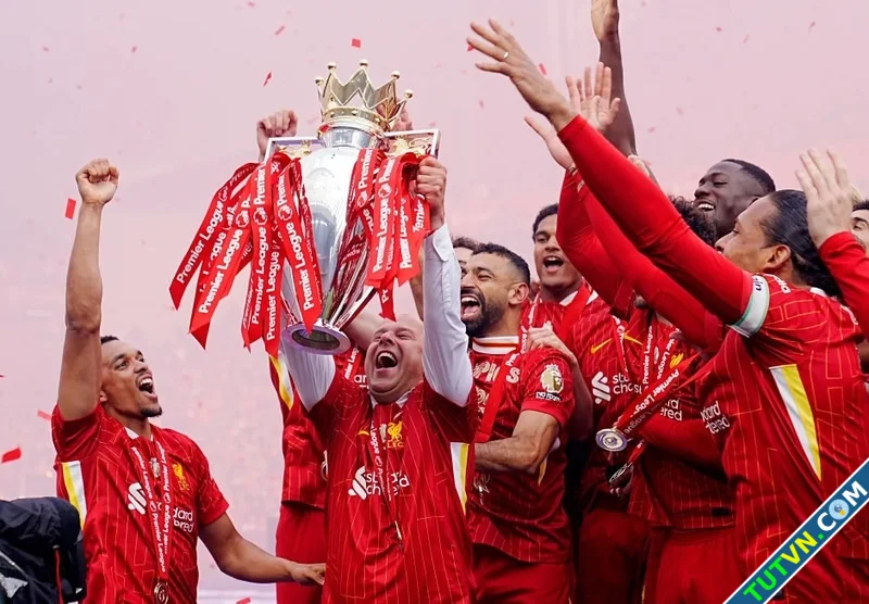 Liverpool nâng Cup vô địch Ngoại hạng Anh-1.webp