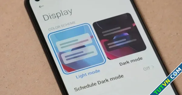 Lý do không nên sử dụng chế độ tối trên smartphone-1.webp