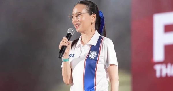 Madam Pang bất ngờ làm người mẫu bán áo phông giúp bóng đá Thái Lan trả nợ-1.webp