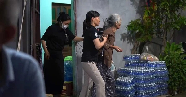 Mái đầu bạc tiễn biệt mái đầu xanh Chuyến thăm nhà lần cuối của trọng tài Trần Đình Thịnh-1.webp