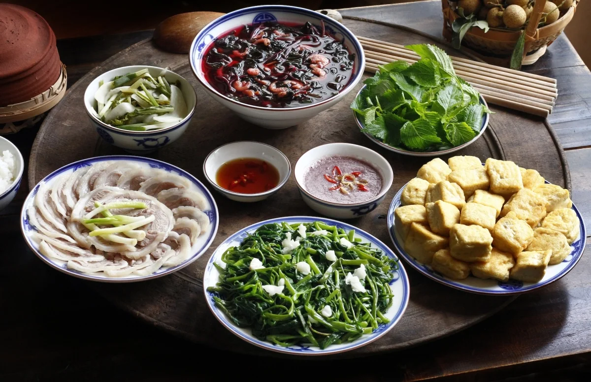 Mâm cơm dân dã ngày hè Bắc Bộ-1.webp