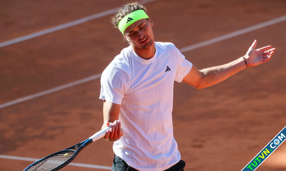 Máy bay chở Zverev dự Roland Garros bị sét đánh-1.webp