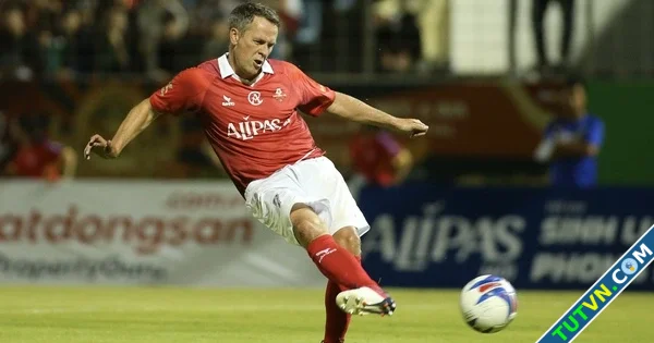Michael Owen Lê Huỳnh Đức cùng tỏa sáng trong ngày huyền thoại MU giành chiến thắng ở Đà Nẵng-1.webp