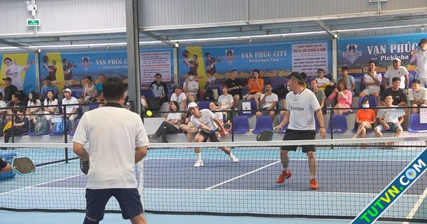 Nghệ sĩ diễn viên cựu danh thủ tranh tài trên sân pickleball-1.webp