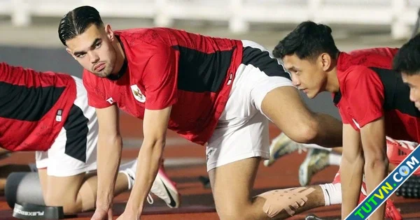 Ngôi sao nhập tịch U23 Indonesia dán băng chằng chịt trước trận chung kết với Việt Nam-1.webp