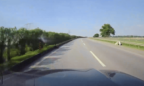 Người đàn ông ngồi nghỉ chân giữa đường cao tốc-1.gif