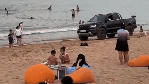 Người đi xe bán tải trên bãi biển Phú Yên bấm còi inh ỏi bị khởi tố-1.gif