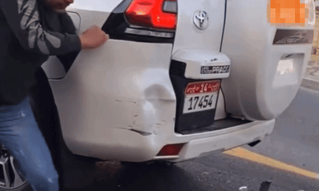 Người đi xe máy tự sửa vết móp ôtô sau khi gây va chạm-1.gif