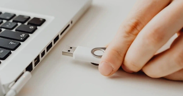 Những thứ không nên cắm vào cổng USB laptop hoặc smartphone-1.webp