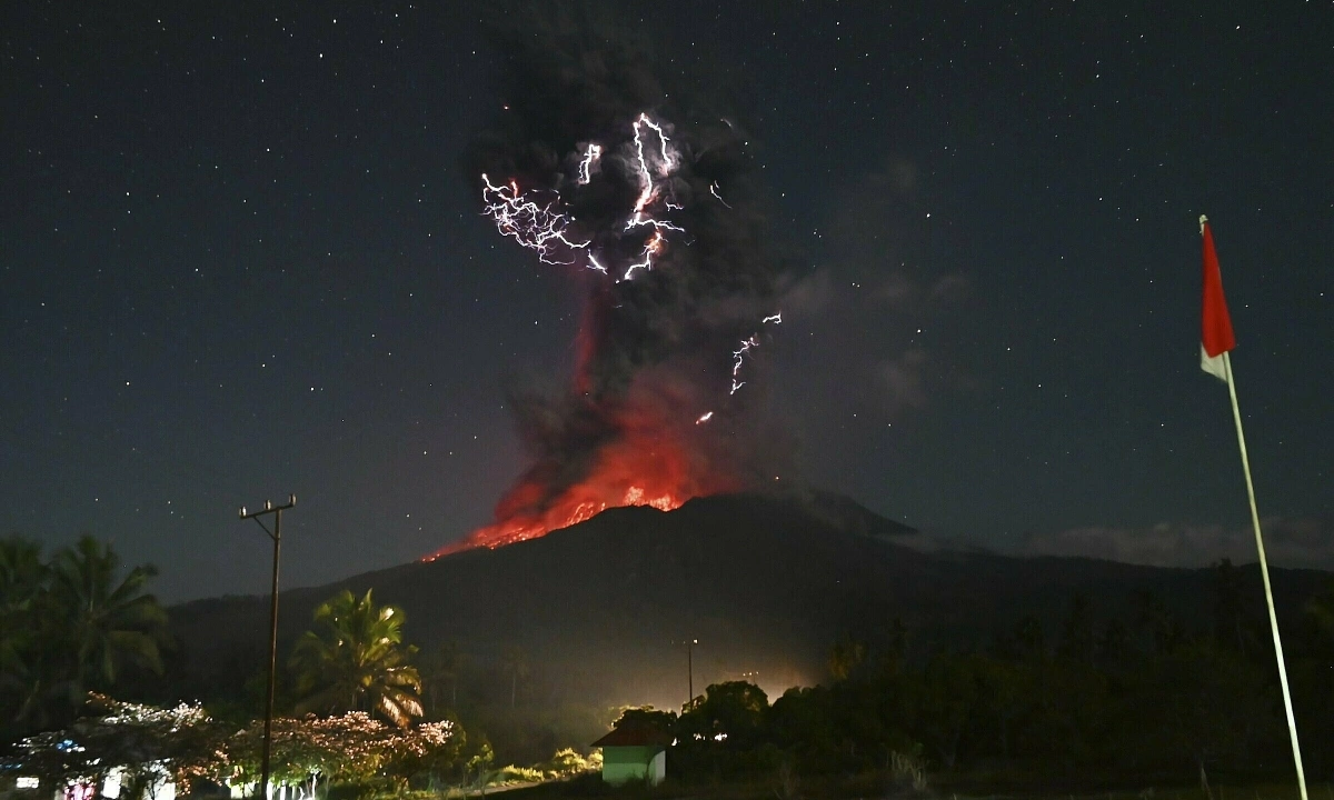 Núi lửa Indonesia phun trào tro bụi bốc cao 18 km-1.webp