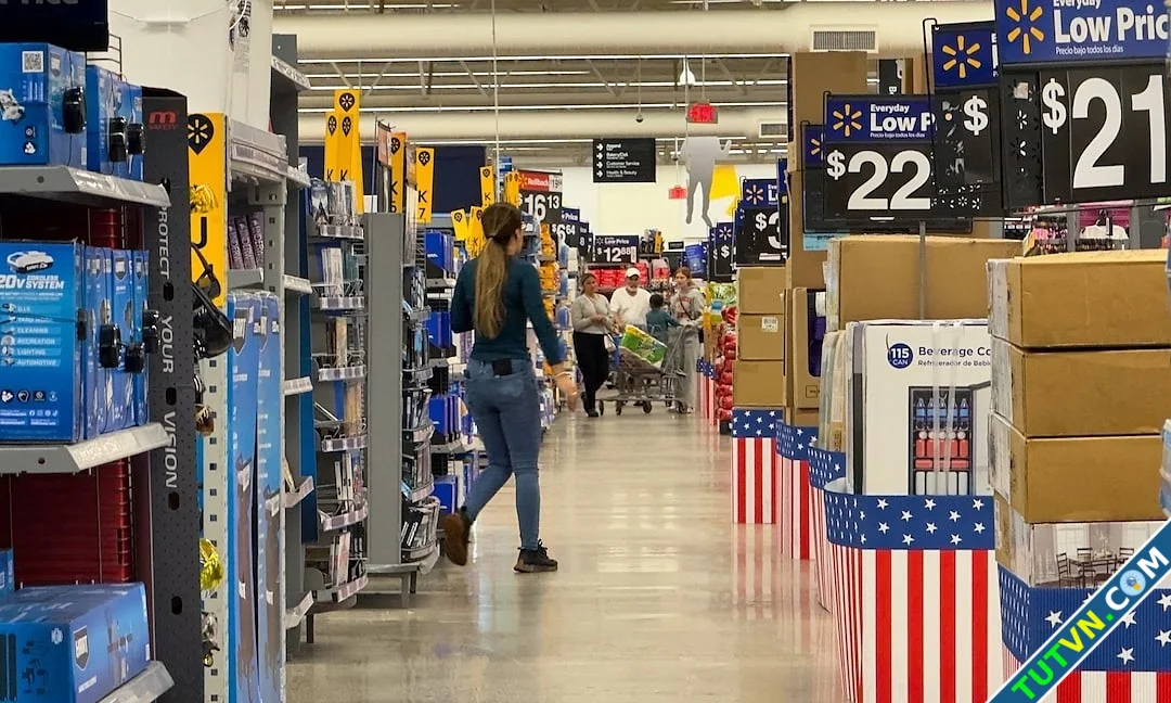 Ông Trump khuyên Walmart tự chịu thuế nhập khẩu-1.webp