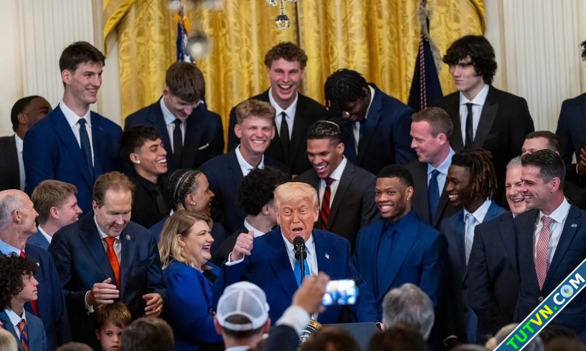Ông Trump nói đùa về chiều cao của Barron-1.webp