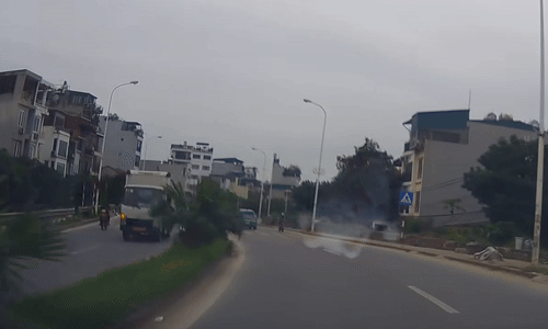 Ôtô suýt đâm vào học sinh sau khúc cua khuất-1.gif