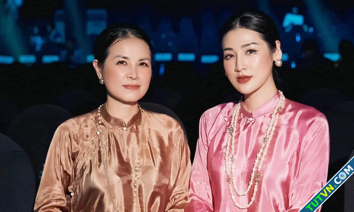 Phong cách đồng điệu của á hậu Tú Anh và mẹ-1.webp