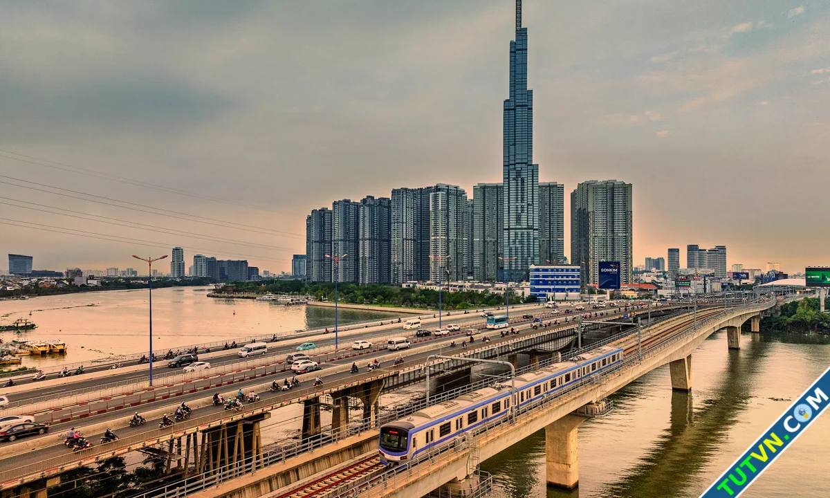 Quán rooftop ngắm metro hút khách tại TP HCM-1.webp